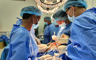 BỆNH VIỆN ĐKKV HÓC MÔN THỰC HIỆN THÀNH CÔNG CA PHẪU  THUẬT THAY KHỚP GỐI TOÀN PHẦN ĐẦU TIÊN – BƯỚC ĐỘT PHÁ  TRONG CHUYÊN NGÀNH CHẤN THƯƠNG CHỈNH HÌNH