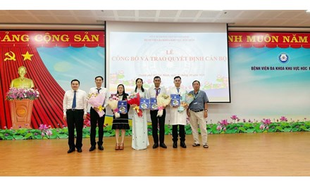 BỆNH VIỆN ĐKKV HÓC MÔN TRAO QUYẾT ĐỊNH VỀ CÔNG TÁC CÁN BỘ