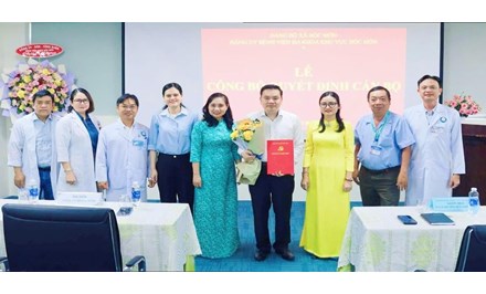 CÔNG BỐ QUYẾT ĐỊNH CHỈ ĐỊNH BÍ THƯ ĐẢNG ỦY BỆNH VIỆN ĐA KHOA KHU VỰC HÓC MÔN
