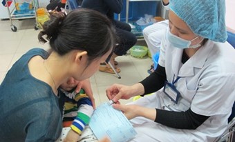 Nhiều cha mẹ cho con tiêm Quinvaxem tại điểm tiêm dịch vụ