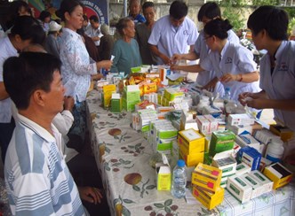 Khám bệnh miễn phí cho người cao tuổi tại xã Bà Điểm, Hóc Môn