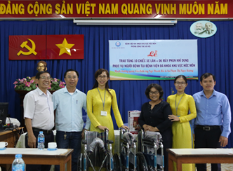 Mạnh thường quân trao tặng